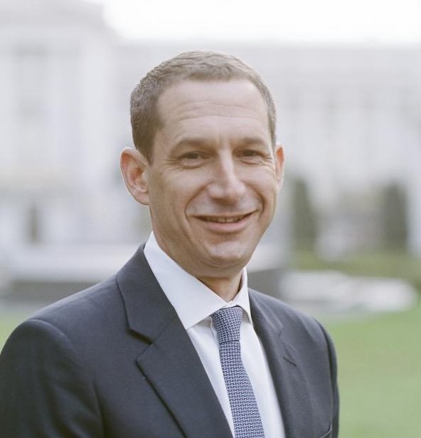 Official mayoral photograph of Daniel Lurie